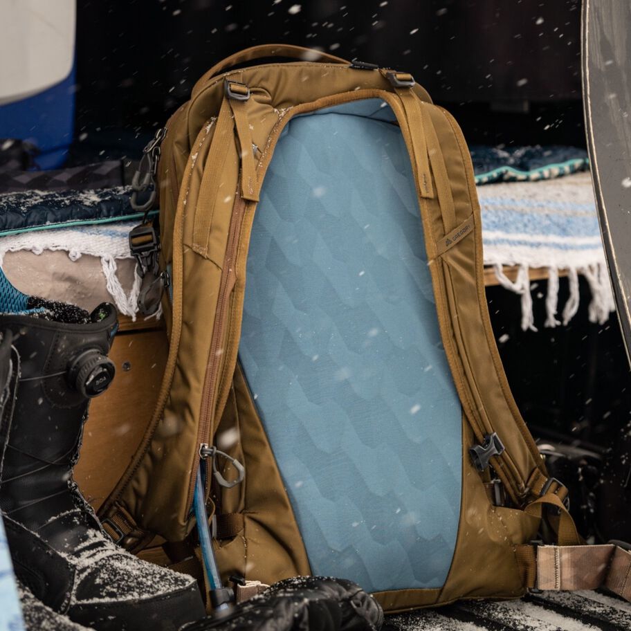 Verte 18 in the color Coyote Midnight. image number 3